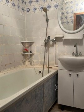 3-к квартира, 1/3 эт., 52м²