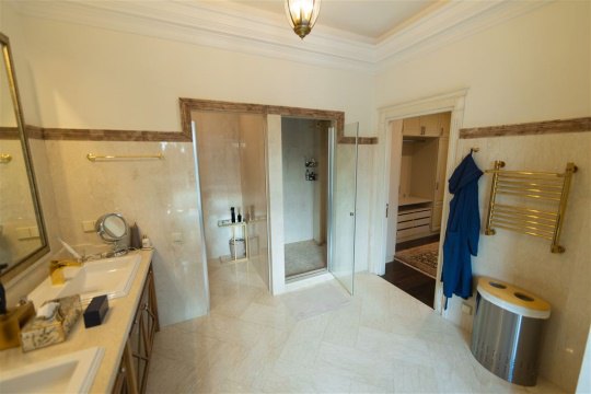 3-к квартира, 2/3 эт., 175м²