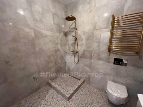 1-к квартира, 1/4 эт., 63м²